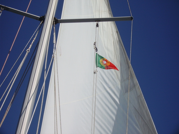 Xebec ondeando la bandera de cortesía portuguesa