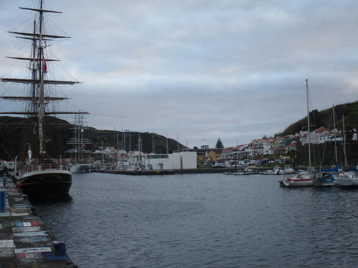 El puerto de Horta con dos tall ships