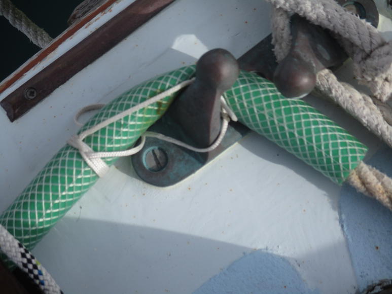 manguera protegiendo cabo de barco