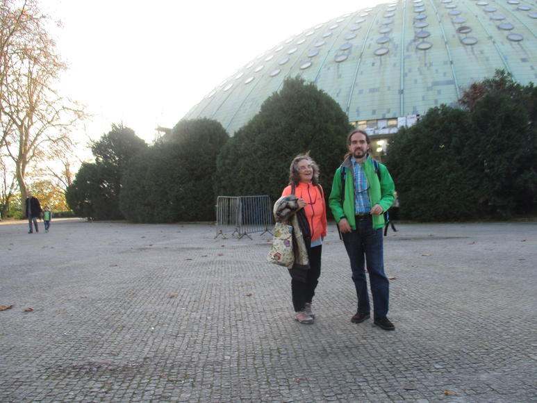 Nacho y su mamá delante del palacio de cristal de Oporto