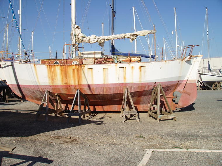 Barco de acero abandonado en un varadero