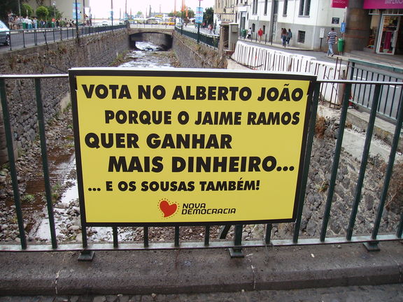 Cartel publicitario de Democracia Nacional en Madeira