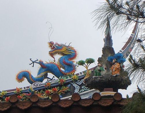 Un Dragón de Agua en la esquina de un tejado protegiendo la casa