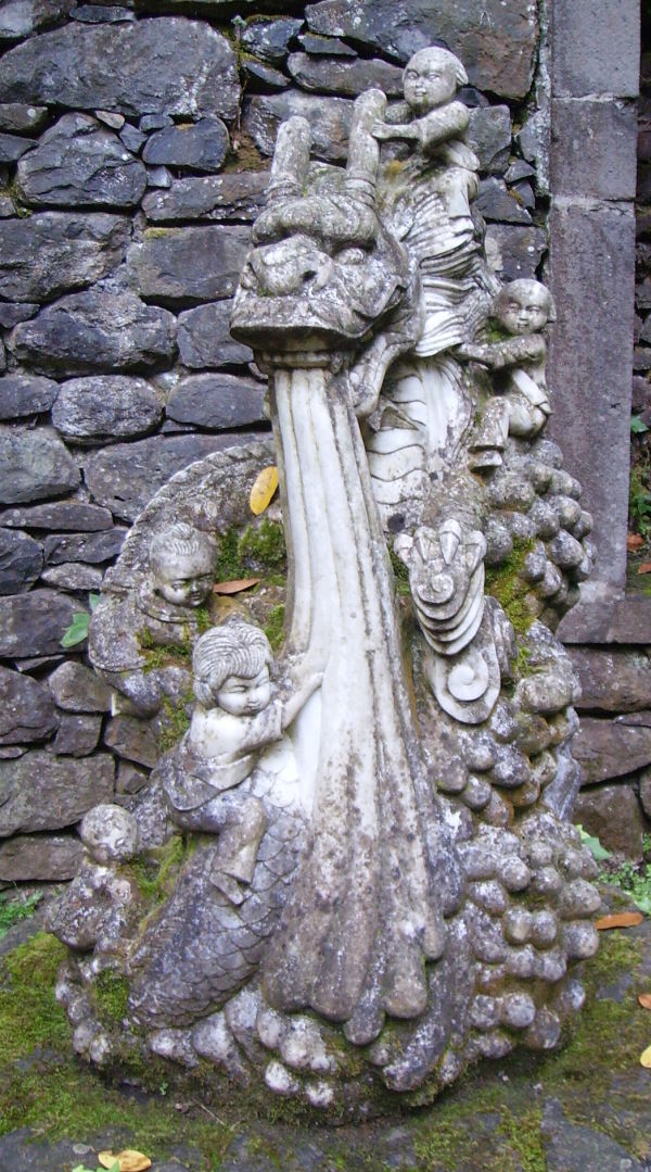 La estatua del dragón de agua del jardín monte palace de Madeira