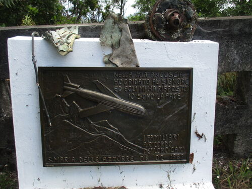 Placa conmemorativa del vuelo M7231T que se estrelló en la isla de Santa María