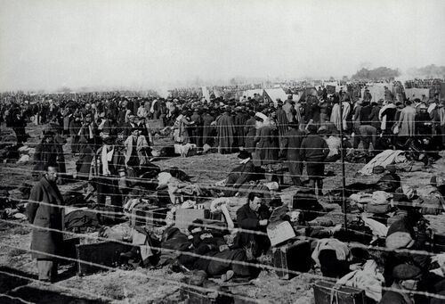 Españoles en campo de refugiados en el Sur de Francia durante la Guerra Civil (1936-39)