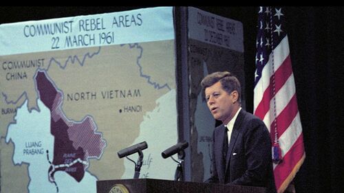 Kennedy exponiendo su política de "guerra limitada" en Vietnam