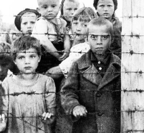 Niños judíos en campo de concentración nazi