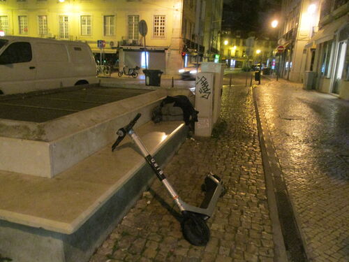 Indigente durmiendo en la calle en Lisboa en la era post Covid