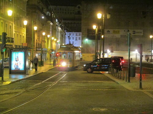 Tranvía de Lisboa recorriendo las calles a altas horas de la madrugada
