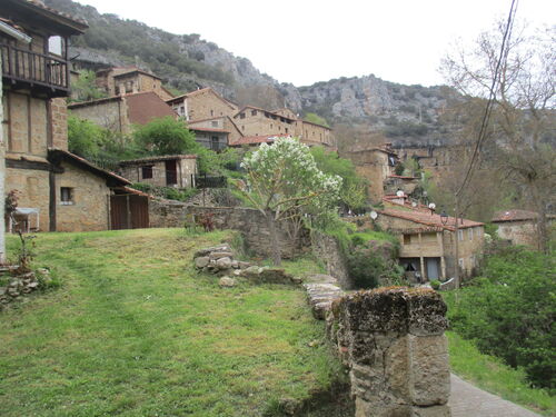 Vista de conjunto de Orbaneja del Castillo, un buen lugar donde buscar refugio.