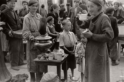 Mercado de calle en el gueto de Varsovia (verano de 1941)