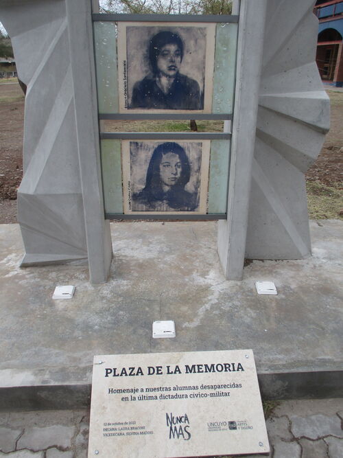 Monumento a las alumnas de la UNCuyo desaparecidas durante la dictadura