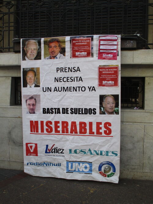 Periodistas argentinos reclamando mejores sueldos