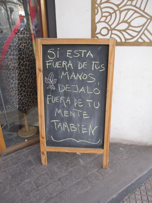 Sabios consejos a la puerta de un comercio mendocino
