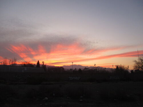 Atardecer invernal en Mendoza, al fondo la cordillera de los Andes
