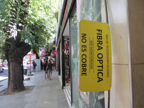 Cartel disuasorio para intentar evitar que la gente robe cables de cobre, algo muy común en Argentina.<br>Mientras unos quieren cobre para construir su IA, otros lo roban para poder comer.