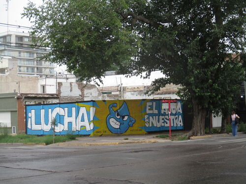 Mural reclamando la soberanía popular sobre el Agua Potable de Mendoza,<br>amenazada precisamente por una mina de cobre para construir la IA de los oligarcas