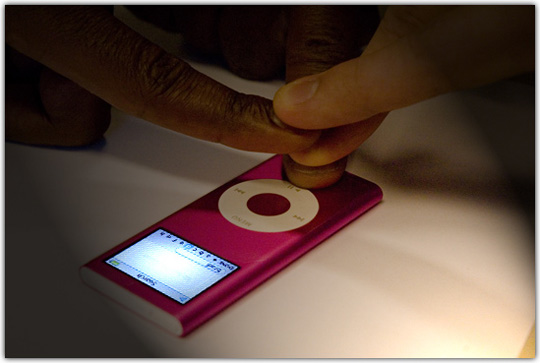 Ipod rosa usado como tabla ouija por 4 personas