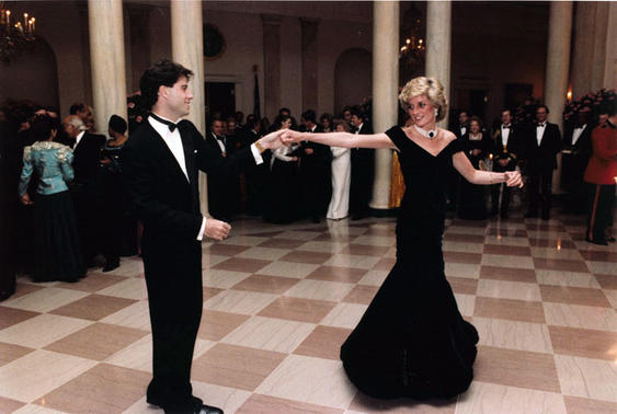 Travolta y Lady Di bailando en la Casa Blanca